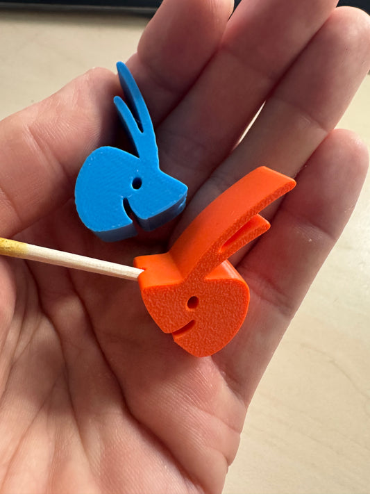 SHRIMPYS Lolli-Halter Garnelenkopf 3D-Druck Blau und Orange in Hand – garnelen-pott.live Essen