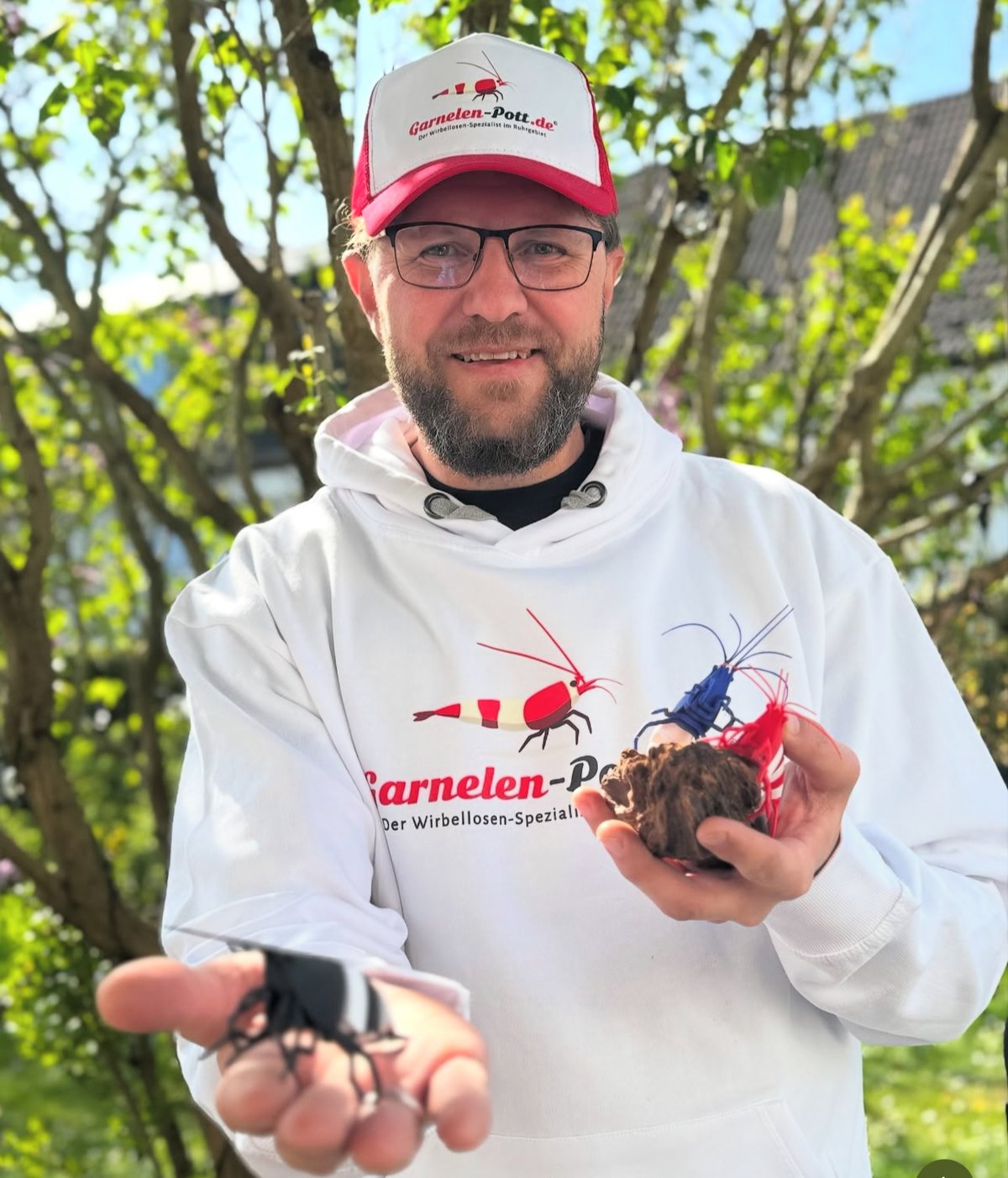Lukas John mit SHRIMPYS Figur und garnelen-pott.live Hoodie – Garnelenzucht Essen