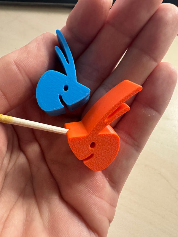 SHRIMPYS Lolli-Halter Garnelenkopf 3D-Druck Blau und Orange in Hand – garnelen-pott.live Essen