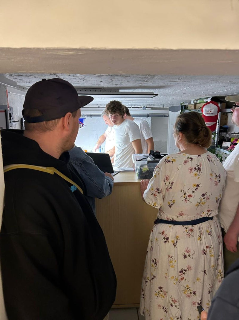 Andrang an der Theke beim Tag der offenen Tür bei garnelen-pott.live