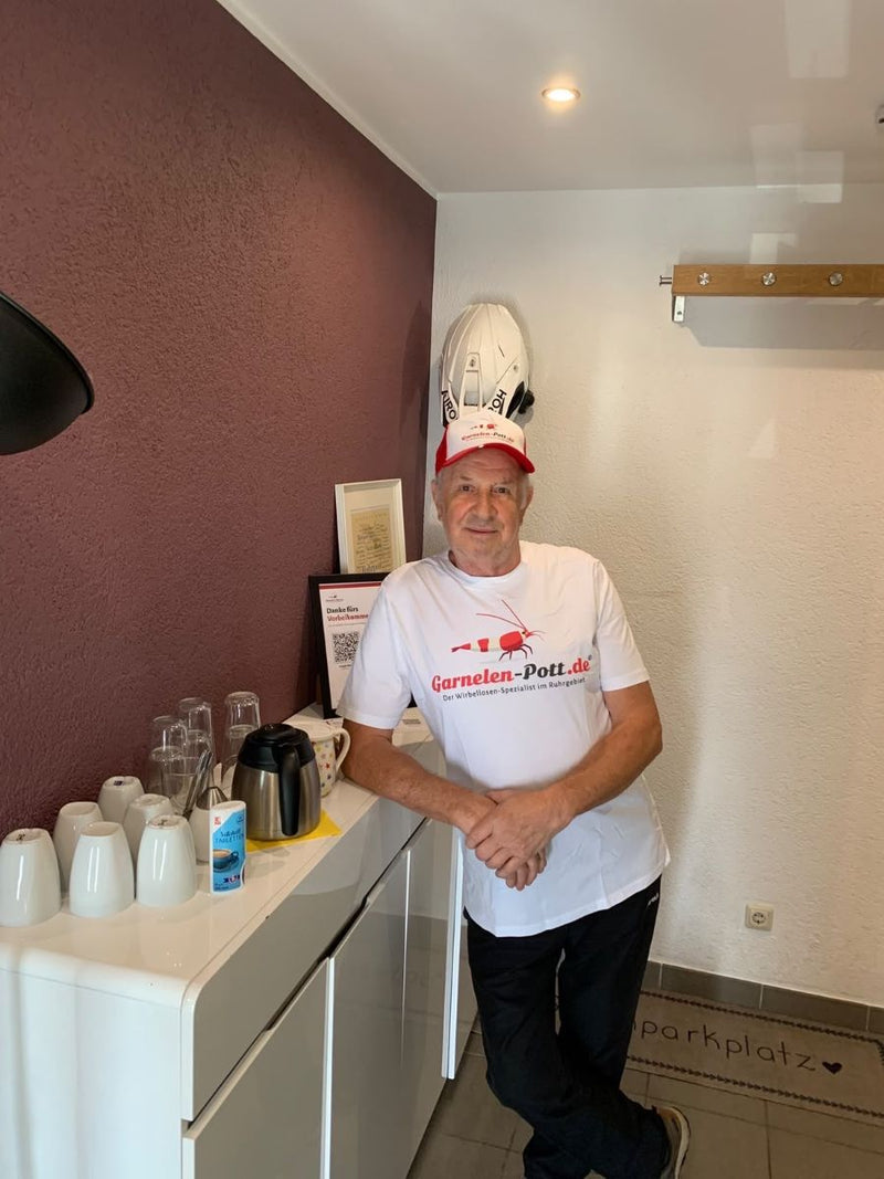 Eugen, Vater von Lukas, als Helfer im garnelen-pott.live-Shirt beim Tag der offenen Tür in Essen